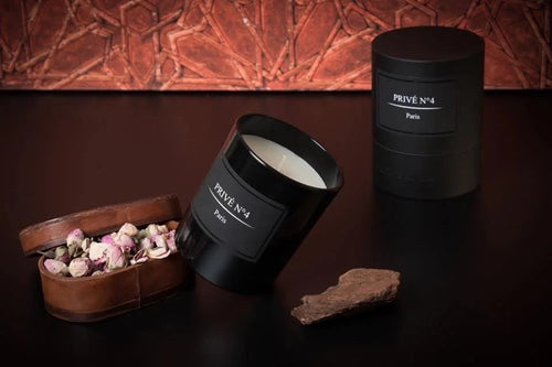 Bougie PRIVÉ N°4 Paris avec boîte cylindrique noire et roses séchées